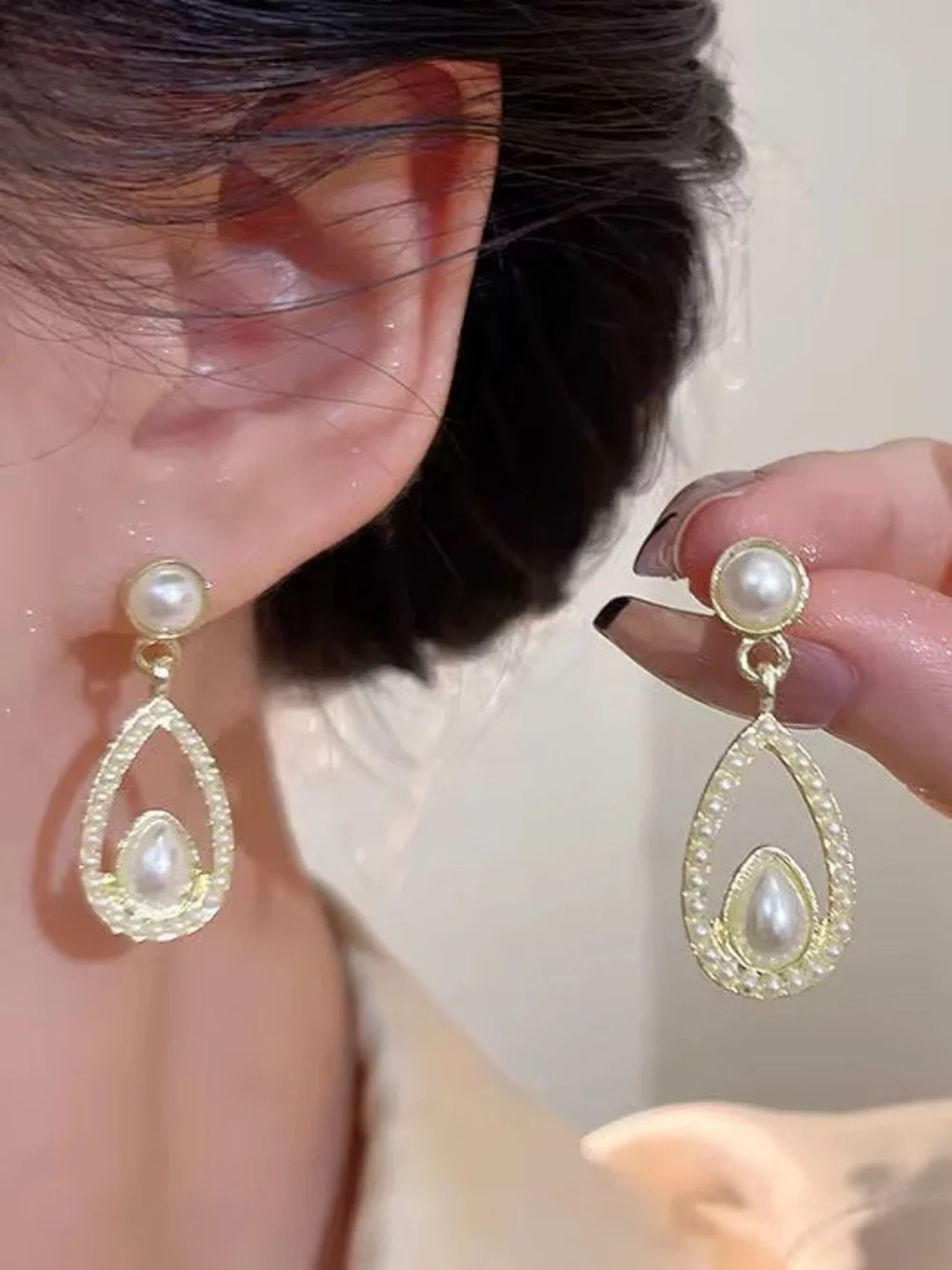 ***Dainty Gold and Pearl Teardrop Dangle Earrings